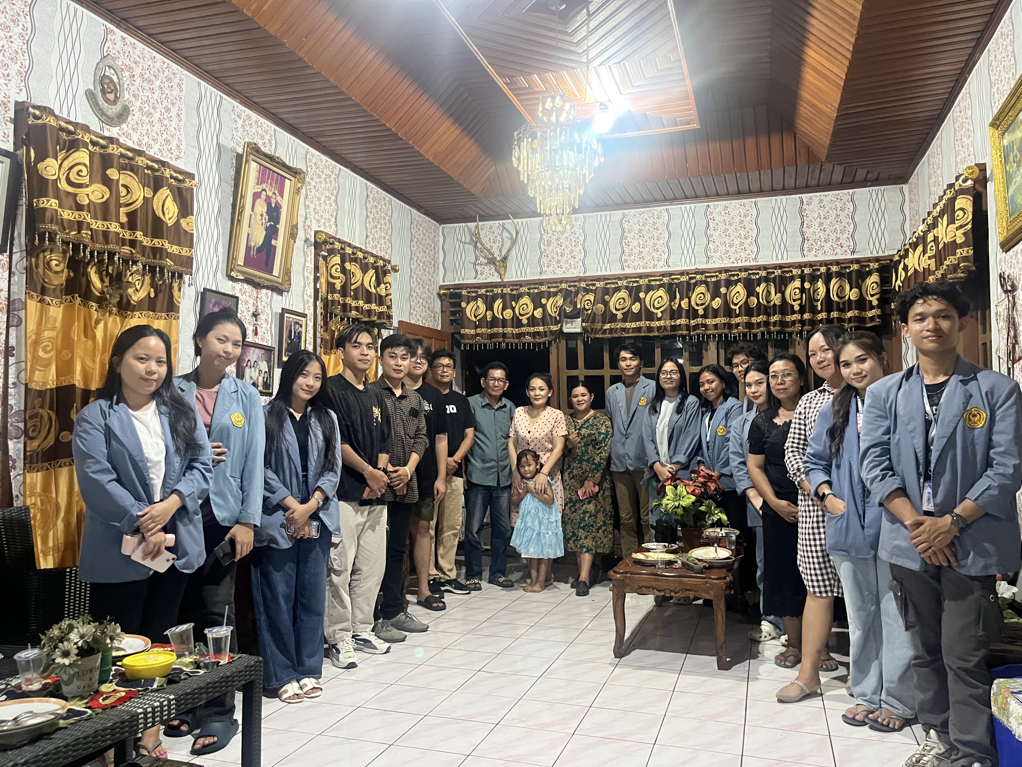 Mahasiswa KKT 143 Serahkan Cenderamata Berupa Papan Nama Kantor Hukum Tua Desa Pontak Satu